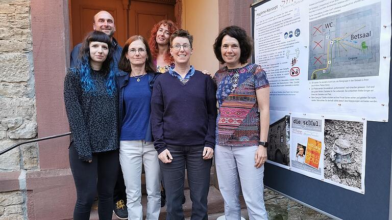 Die drei Töchter Ronit, Tall, Gila (vorne von rechts) von Mirjam Pressler waren zu Besuch in der ehemaligen Synagoge.