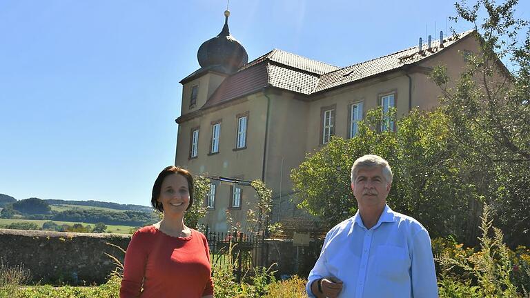 Karl-Friedrich Abe und seine Nachfolgerin Ulrike Schade vor der Propstei Zella - seit zehn Jahren Dienstsitz der Thüringer Verwaltung des Unesco-Biosphärenreservats Rhön. Foto: Anna-Lena Bieneck       -  Karl-Friedrich Abe und seine Nachfolgerin Ulrike Schade vor der Propstei Zella - seit zehn Jahren Dienstsitz der Thüringer Verwaltung des Unesco-Biosphärenreservats Rhön. Foto: Anna-Lena Bieneck