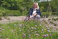 Kräuterführerin Jutta Vogt am Schnittlauch-Beet im Kräutergarten des Staatsbades Brückenau. Die lila Blüten eignen sich als essbare Dekoration. Foto: Rebecca Vogt       -  Kräuterführerin Jutta Vogt am Schnittlauch-Beet im Kräutergarten des Staatsbades Brückenau. Die lila Blüten eignen sich als essbare Dekoration. Foto: Rebecca Vogt