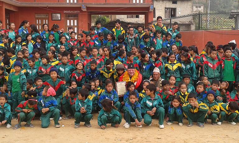 Mit großen Ehren wird Klaus Meyer (Mitte) in Nepal empfangen, wie hier bei einem seiner letzten Besuche an der von ihm unterstützten Schule.