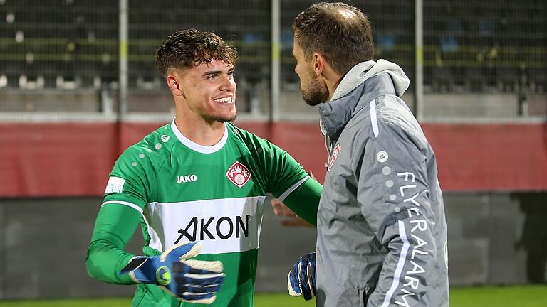 Beim Heimspiel der Würzburger Kickers gegen Eichstätt wird Trainer Marco Wildersinn (rechts) wohl Torhüter Vincent Friedsam anstelle des verletzten Marc Richter aufbieten. Beim Heimspiel der Würzburger Kickers gegen Eichstätt wird Trainer Marco Wildersinn (rechts) wohl Torhüter Vincent Friedsam anstelle des verletzten Marc Richter aufbieten.
