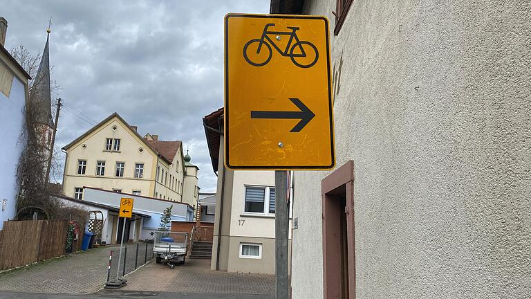 Umleitungbeschilderung in Karlburg: Die Einheimischen werden wissen, wohin sie müssen. Umleitungbeschilderung in Karlburg: Die Einheimischen werden wissen, wohin sie müssen.
