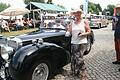 Rainer Gutzeit (rechts) moderierte in der Vergangenheit die Main-Motor-Classics. Jetzt lädt er mit dem AMC Kitzingen Oldtimer-Liebhaber zu Cars &amp; Coffee am 21. April nach Iphofen ein.