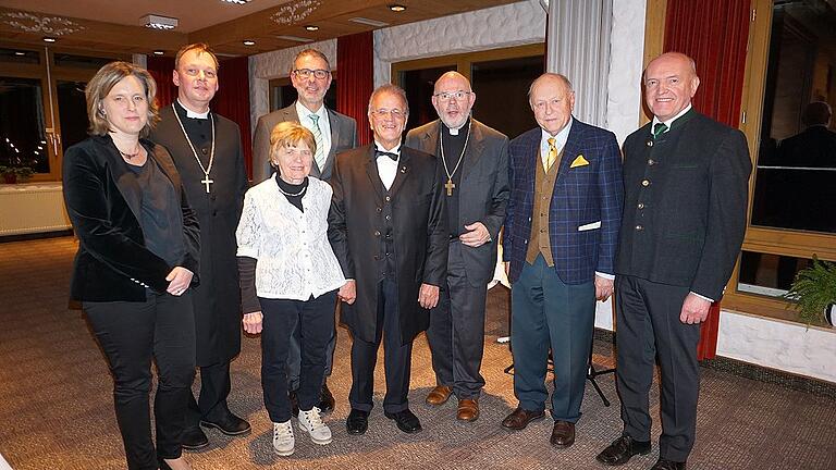 Synodaler Neujahrsempfang in den Christlichen Gästehäusern Hohe Rhön. Das Bild zeigt (von links): Anke Schroth, Dekan Till Roth, Kriemhild Schroth, Dekan Matthais Büttner, Fritz Schroth, Regionalbischof Hans-Martin Weiss, Landtagspräsident a.D. Johann Böhm und Landrat Thomas Habermann.