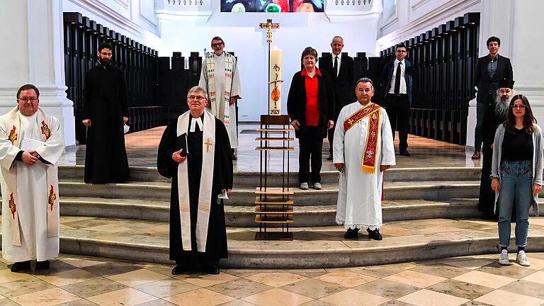 Die Arbeitsgemeinschaft Christlicher Kirchen (ACK) in Würzburg feierte Gottesdienst (vorne von links): Pfarrer Harald Fritsch, Pfarrer Christoph Lezuo, Diakon Johann Ün, Pfarrer Martinos Petzolt und Pastorin Lisa Klingelhöfer. Hinten von links: Pfarrer Vladimir Bayanov, Pastor Klaus-Dieter Gerth, Barbara Hornung, Andreas Lehmann, Hirte Christian Köhler und Pastor Christoph Schmitter.