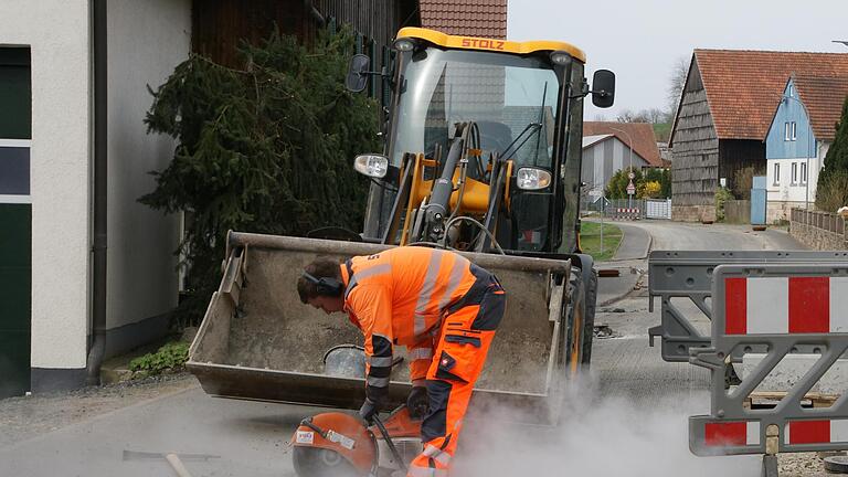 Ein Arbeiter der Firma Stolz fräst in der Ortsdurchfahrt von Mitgenfeld einen schadhaften Bordstein aus. Durch den zu großen Teilen aus Lkw bestehenden Durchgangsverkehr ist die Hauptstraße sehr in Mitleidenschaft gezogen worden. - Ein Arbeiter der Firma Stolz fräst in der Ortsdurchfahrt von Mitgenfeld einen schadhaften Bordstein aus. Durch den zu großen Teilen aus Lkw bestehenden Durchgangsverkehr ist die Hauptstraße sehr in Mitleidenschaft gezogen worden. Ein Arbeiter der Firma Stolz fräst in der Ortsdurchfahrt von Mitgenfeld einen schadhaften Bordstein aus. Durch den zu großen Teilen aus Lkw bestehenden Durchgangsverkehr ist die Hauptstraße sehr in Mitleidenschaft gezogen worden. - Ein Arbeiter der Firma Stolz fräst in der Ortsdurchfahrt von Mitgenfeld einen schadhaften Bordstein aus. Durch den zu großen Teilen aus Lkw bestehenden Durchgangsverkehr ist die Hauptstraße sehr in Mitleidenschaft gezogen worden.