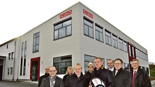 Schlüsselübergabe: Architekt Jürgen Lang, Bauunternehmer Peter Heil, die Geschäftsführer Walter Graf und Peter Mayr (vorne von links) und Shalim Patel, Dagmar Tichay, die Bau leiter Thomas Dees und Michael Schunter sowie Technischer Leiter Egon Eisenbacher. Schlüsselübergabe: Architekt Jürgen Lang, Bauunternehmer Peter Heil, die Geschäftsführer Walter Graf und Peter Mayr (vorne von links) und Shalim Patel, Dagmar Tichay, die Bau leiter Thomas Dees und Michael Schunter sowie Technischer Leiter Egon Eisenbacher.