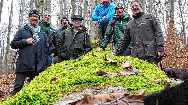 Die internationale Beratergruppe des Integrate-plus-Projektes mit Mitgliedern aus verschiedenen Ländern Europas traf sich zum wissenschaftlichen Austauch in Ebrach. Im Bild (von links): Bengt-Gunnar Jonsson, Andreas Schuck, Frank Krumm, Laurent Larrieu, Daniel Kraus, Kurt Bollmann sowie Ulrich Mergner, der als Leiter des Forstbetriebs der Bayerischen Staatsforsten in Ebrach Gastgeber war.