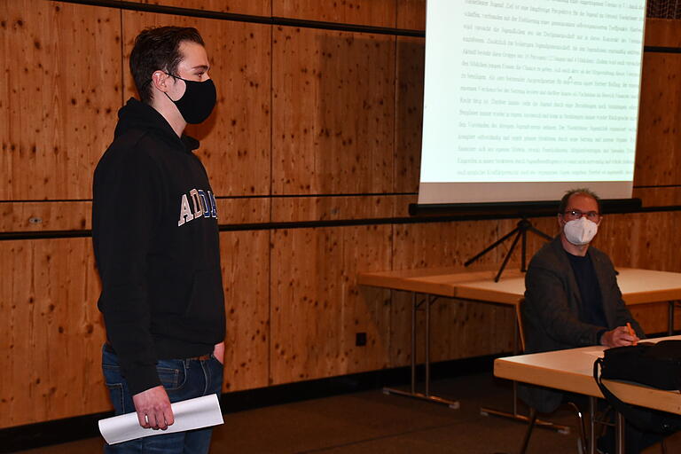 Tom Wengel (links), einer der Antragsteller, präsentierte den erarbeiteten Satzungsentwurf für den neuen Jugendverein in Niederlauer. Mit auf dem Bild ist Bürgermeister Holger Schmitt. Tom Wengel (links), einer der Antragsteller, präsentierte den erarbeiteten Satzungsentwurf für den neuen Jugendverein in Niederlauer. Mit auf dem Bild ist Bürgermeister Holger Schmitt.