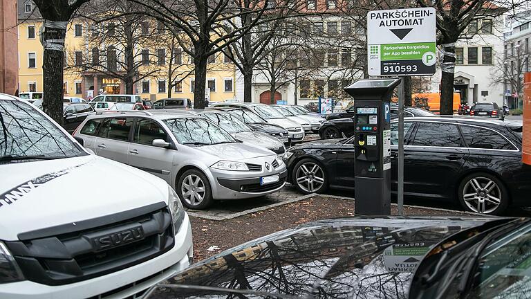 Geht es in Würzburg auch mit weniger Parkplätzen? Am Paradeplatz sollen Stellplätze reduziert werden.&nbsp;