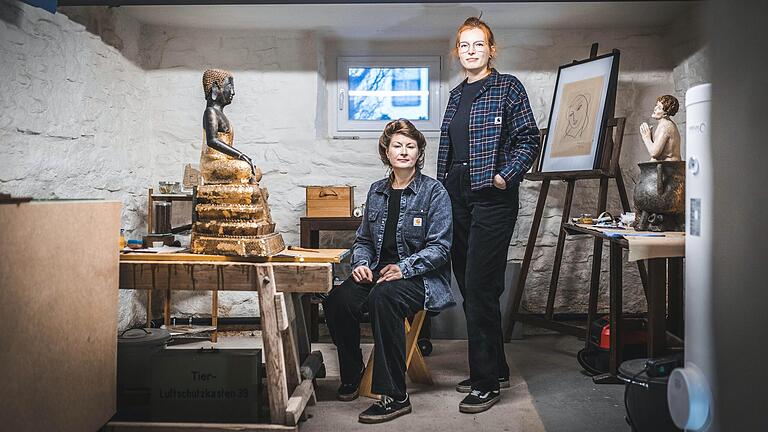 Christin Kummerer (rechts) und Julia Abramowicz sind Restauratorinnen von Beruf. In ihrer Werkstatt in Oberaurach bearbeiten und erhalten sie historische Kulturgüter.