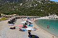 Im Herbst an einen warmen Strand reisen.jpeg       -  Künftig dürfen nur noch 30 Prozent der griechischen Strandfläche kommerziell vermietet werden.