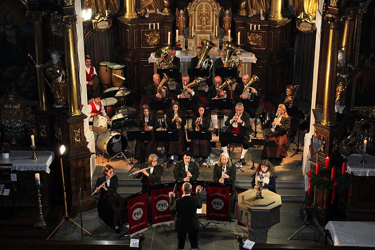 Die Trachtenkapelle Mittelstreu mit ihrem Dirigenten Stefan beim Weihnachtskonzert im vergangenen Jahr. Derzeit musizieren 29 Musikerinnen und Musiker, überwiegend aus Mittelstreu, bei der Kapelle. Die Trachtenkapelle Mittelstreu mit ihrem Dirigenten Stefan beim Weihnachtskonzert im vergangenen Jahr. Derzeit musizieren 29 Musikerinnen und Musiker, überwiegend aus Mittelstreu, bei der Kapelle.