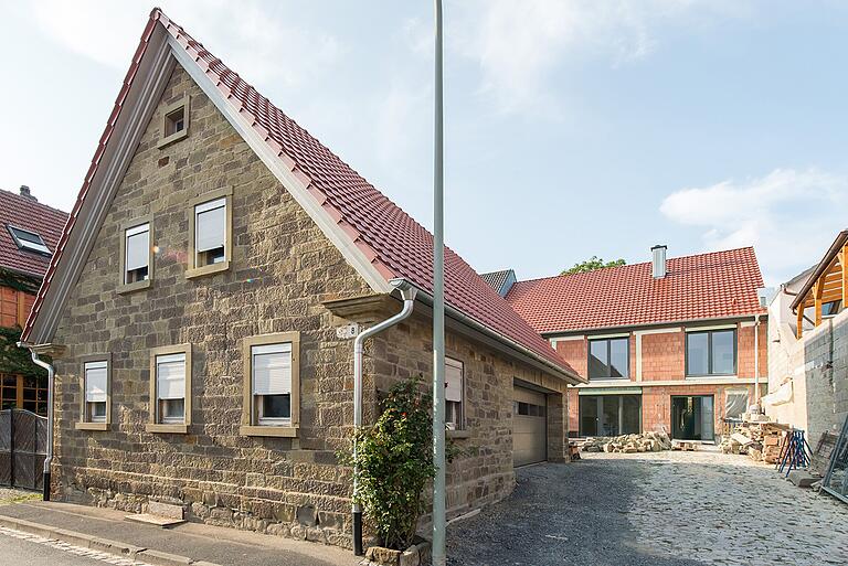 Im Scheunengürtel von Schleerieth integriert ist das neue Wohnhaus von Verena Hederich und Alexander Reuss. Im ehemaligen Wohngebäude an der Straße ist jetzt eine Garage untergebracht. Im Scheunengürtel von Schleerieth integriert ist das neue Wohnhaus von Verena Hederich und Alexander Reuss. Im ehemaligen Wohngebäude an der Straße ist jetzt eine Garage untergebracht.
