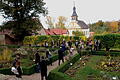 Die Kreisräte warfen auch einen Blick in die Terrassengärten mit dem Kräutergarten im Vordergrund.