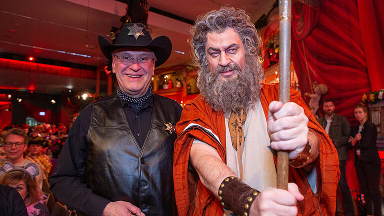 Ministerpräsident Markus Söder mit Innenminister Joachim Herrmann bei Fastnacht in Franken in Veitshöchheim. Söder hatte er sich erstmalig wieder verkleidet, seit er Ministerpräsident ist. Ministerpräsident Markus Söder mit Innenminister Joachim Herrmann bei Fastnacht in Franken in Veitshöchheim. Söder hatte er sich erstmalig wieder verkleidet, seit er Ministerpräsident ist. 