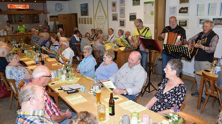 Lautstark klingen alte Volkslieder beim Wirtshaussingen durch das Sportheim Schleerieth. Die Organisatorin Gabi Müller (rechts) und die Musiker (von links) Urban Hettrich, Wolfgang Müller und Winfried Vierengel sorgen für gute Unterhaltung. Lautstark klingen alte Volkslieder beim Wirtshaussingen durch das Sportheim Schleerieth. Die Organisatorin Gabi Müller (rechts) und die Musiker (von links) Urban Hettrich, Wolfgang Müller und Winfried Vierengel sorgen für gute Unterhaltung.