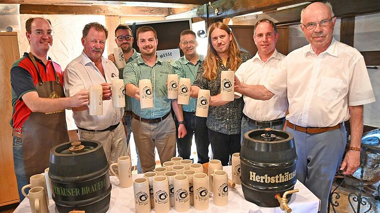 Auf eine fröhliche und unbeschwerte Königshöfer Messe stießen bei der Festbierprobe an (von links): Bürgermeister Dr. Lukas Braun, Festwirt Hans-Peter Küffner, Braumeister Timo Herkert, Moritz Bauer, Kurt Walz (alle drei Distelhäuser Brauerei), Marktmeister Jan Raddatz, Christian Wunderlich, Klaus Wunderlich (beide Herbsthäuser Brauerei)