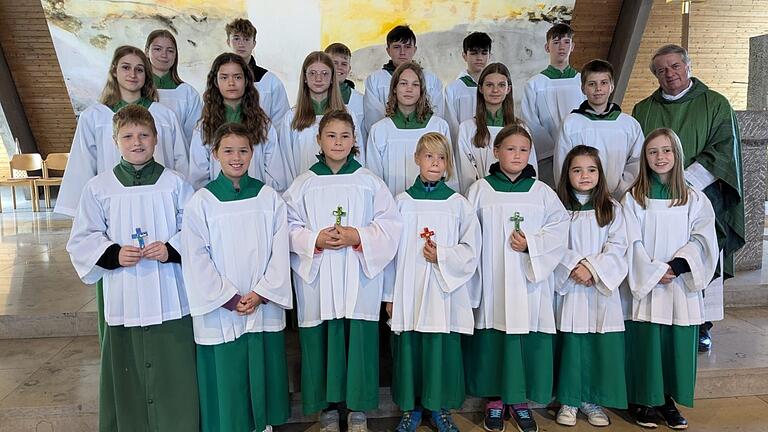 Erfreulich viele neue Ministranten durfte Pfarrer Günter Höfler im Rahmen eines Gottesdienstes in St. Laurentius Dingolshausen (in der Pfarreiengemeinschaft Kirche am Zabelstein) willkommen heißen. Elisa Biegner, Emely Rößner, Ben Rokoss, Lukas Barth, Luisa Gerber, Emma Scholl, Mila Kleinhenz, Florian Schenk und Paulina Heigel verstärken ab sofort die Gruppe der Messdiener. Elena Walter (trug Verantwortung als Oberministrantin) und Jonas Heinisch wurden aus der Ministrantengruppe verabschiedet. Die neuen Ministranten erhielten seitens des Gemeindeteams Kreuze, die Verabschiedenden kleine Präsente. Worte des Dankes sprach Doris Geißler vom Gemeindeteam von St. Laurentius Dingolshausen.