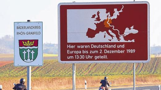 So ist es richtig: Das Bäderlandschild unmittelbar an der Landkreisgrenze zwischen Trappstadt und Eicha.