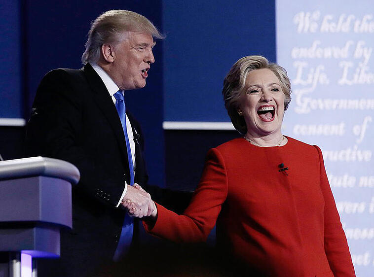 Trump und Clinton       -  Gekünstelte Herzlichkeit: Donald Trump und Hillary Clinton sind in ihrer ersten TV-Debatte aufeinandergetroffen. Foto: Peter Foley