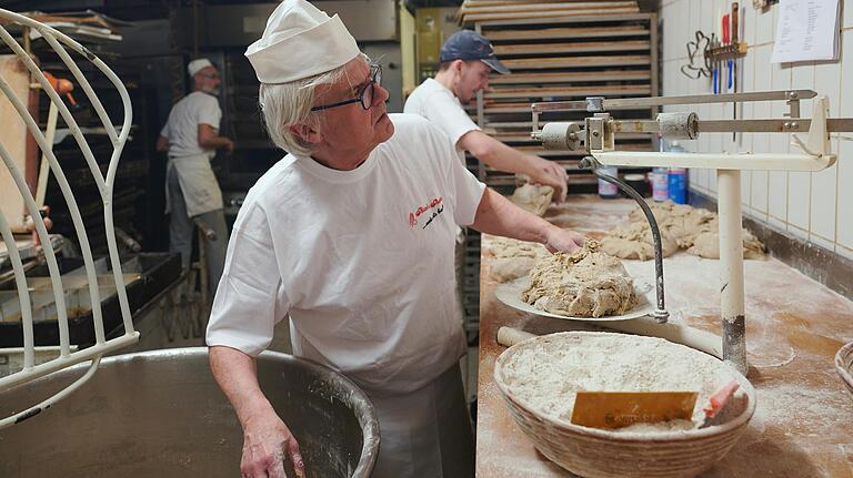 Handwerk ist, wenn man mit den Händen werkt. Unser 'Reporter in Betrieb', Helmut Glauch, wiegt hier die Teigmasse für die künftigen Brotlaibe ab. Es wird übrigens immer rund 20 Prozent mehr&nbsp; Teiggewicht gebraucht, als Brot aus dem Ofen kommt. Den Backverlust muss man beim Abwiegen berücksichtigen.&nbsp;&nbsp;