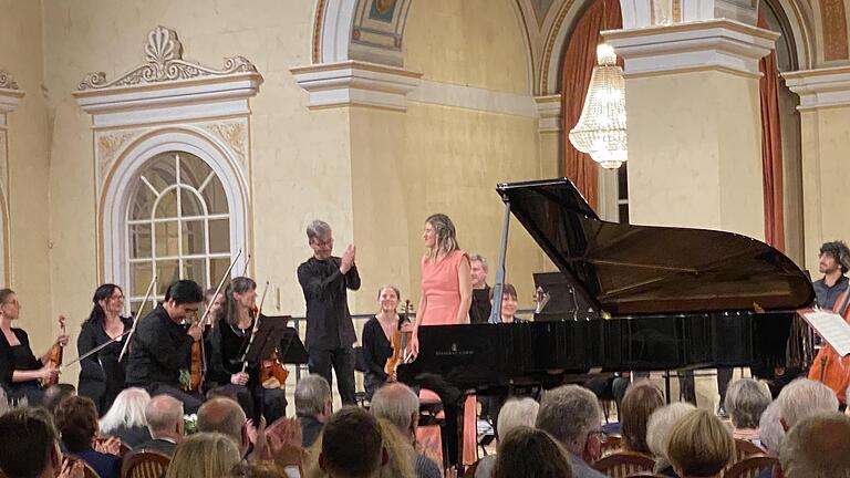 im König Ludwig I.-Saal des Staatsbades gab das Bayerische Kammerorchester Bad Brückenau (BKO) sein Herbstkonzert 'Wiener Klassik'.       -  im König Ludwig I.-Saal des Staatsbades gab das Bayerische Kammerorchester Bad Brückenau (BKO) sein Herbstkonzert 'Wiener Klassik'.