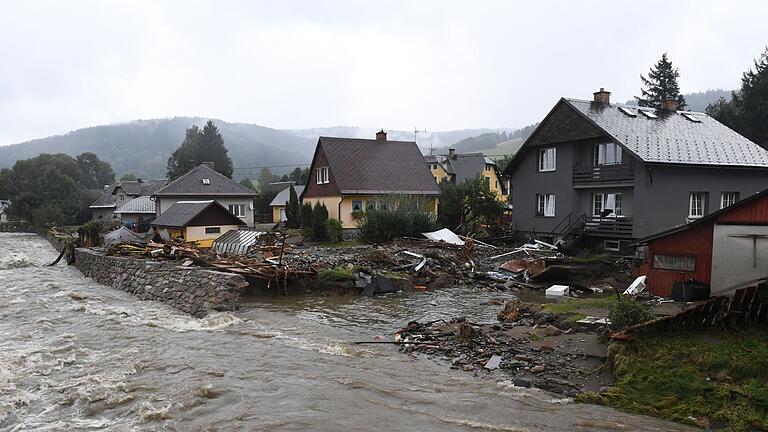 Hochwasser in Tschechien - Ganze Regionen in Tschechien leiden unter einem Jahrhunderthochwasser. Hochwasser in Tschechien - Ganze Regionen in Tschechien leiden unter einem Jahrhunderthochwasser.
