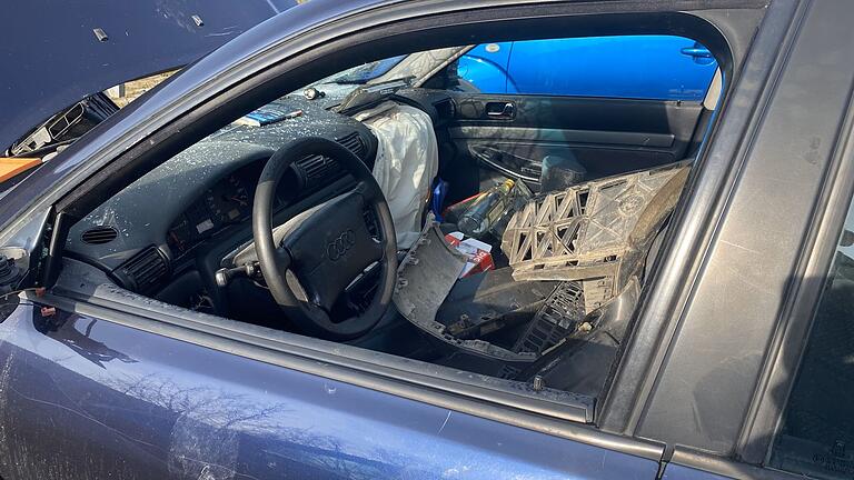 Das Innere des Schrottfahrzeugs ist übersäht mit Scherben und Autoteilen. Auf der Beifahrerseite wurde der Airbag ausgelöst. Das Innere des Schrottfahrzeugs ist übersäht mit Scherben und Autoteilen. Auf der Beifahrerseite wurde der Airbag ausgelöst.