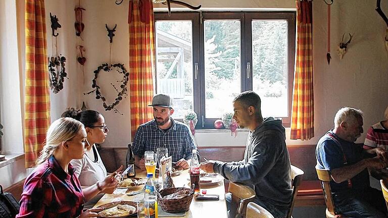 Deftige Speisen: Im Forsthaus werden Wanderer und Radfahrer verköstigt.