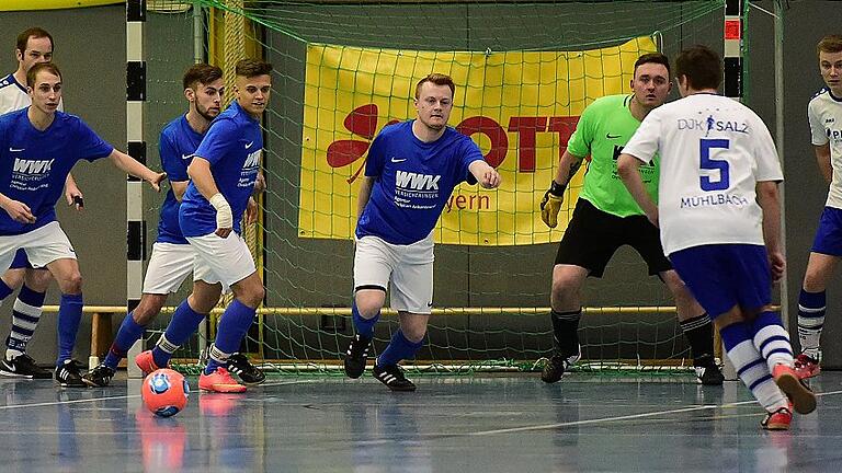 Mehr war vom FC Augsfeld (blaue Trikots) nicht zu erwarten: Der A-Klassist musste sich mit einem Zähler aus der Partie gegen die SG Salz/Mühlbach zufrieden geben und schied bereits in der Gruppenphase der Bezirksmeisterschaft aus. Mehr war vom FC Augsfeld (blaue Trikots) nicht zu erwarten: Der A-Klassist musste sich mit einem Zähler aus der Partie gegen die SG Salz/Mühlbach zufrieden geben und schied bereits in der Gruppenphase der Bezirksmeisterschaft aus.