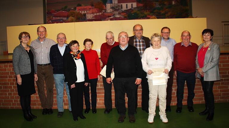 Für 30-jährige Vereinstreue ehrte der Heimatverein Aschfeld diese Personen. Im Bild von links: Dritte Bürgermeisterin Martina Utsch, Amin Rumpel, Josef Ziegler, Klara Rüth, Lydia Lechner, Alfred Vetter, Wilhelm Rudolph, Karl-Heinz Schindler, Hildegard Vetter, Reiner Rüth, Paul Kaufmann und Vorsitzende Annelore Lamprecht.