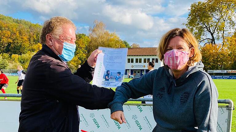 Peggy Halusa, Trainerin der Damenschaft TSV Lohr/Partenstein, wurde vom DFB mit einer Urkunde für ihre Fairness ausgezeichnet, Fußball-Abteilungsleiter Bodo Lubitz überreichte. Peggy Halusa, Trainerin der Damenschaft TSV Lohr/Partenstein, wurde vom DFB mit einer Urkunde für ihre Fairness ausgezeichnet, Fußball-Abteilungsleiter Bodo Lubitz überreichte.