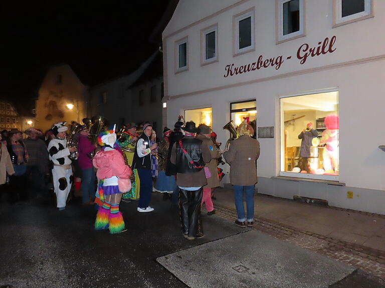 Musikantennachwuchs bei der Böschemer Maumerkapelle.
Bei der Böschemer Altweiber-Fosenocht zieht die Maumerkapelle durch die Gassen und Lokale der Innenstadt.