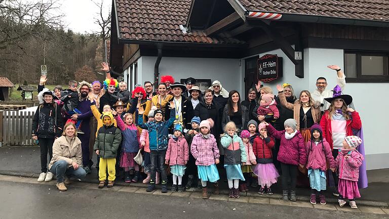 Das Geckenauer Feuerwehrheim wurde auch an diesem Faschingswochenende wieder zur närrischen Narrhalla. Mitten unter den Faschingsnarren auch das Bastheimer Prinzenpaar sowie Bürgermeister Tobias Seufert.