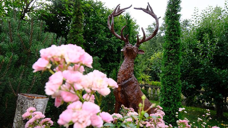 Auch ein wenig Humor darf nicht fehlen: Der röhrende Hirsch setzt einen besonderen Akzent im Garten der Familie Raab. Auch ein wenig Humor darf nicht fehlen: Der röhrende Hirsch setzt einen besonderen Akzent im Garten der Familie Raab.