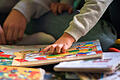 MOBI Vorlesen im Kindergarten.jpeg       -  Ganz ohne Zwang: Eine Praktikantin liest Kindern in einer Kita aus einem Buch vor.