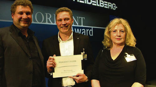 Peter Kowalsky (Mitte) mit dem Horizont Award, den er als „Mann des Jahres“ im Bereich Marketing in Frankfurt in Empfang nahm. Ebenso großen Anteil am Erfolg haben seine Mutter Sigrid Peter-Leipold und sein Bruder Stephan, Betriebsleiter bei Bionade in Ostheim.