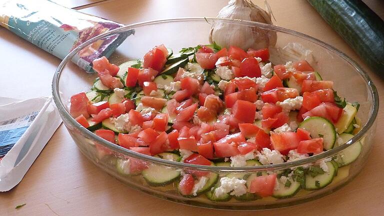 Sieht lecker aus: Boureki: griechischer Kartoffelauflauf mit Tomaten, Zucchini und Schafskäse.