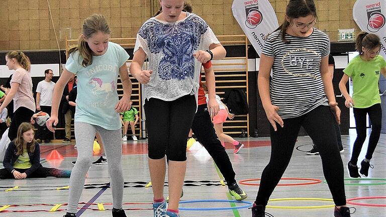 Geschmeidigkeit in den Beinen ist eine Grundvoraussetzung beim Basketball. Geschmeidigkeit in den Beinen ist eine Grundvoraussetzung beim Basketball.