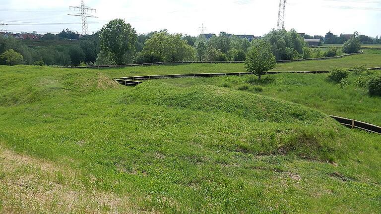 Die höchste der alten Erdaufschüttungen bleibt, wird Aussichtshügel. Die höchste der alten Erdaufschüttungen bleibt, wird Aussichtshügel.
