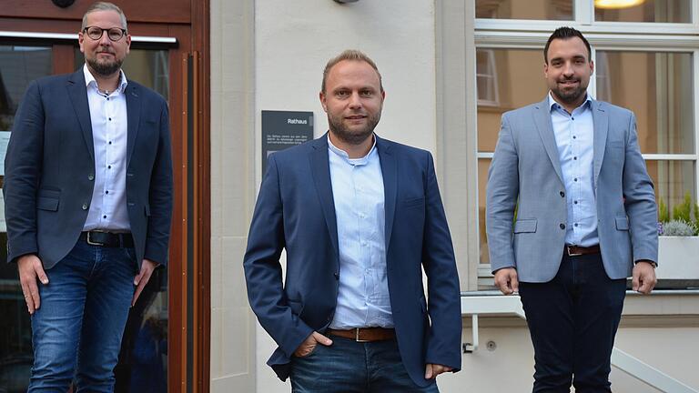 Oliver Seufert (Mitte) ist neuer Leiter des Ordnungsamtes. Im Rathaus arbeitet er seit Oktober mit Bürgermeister Michael Werner (rechts) und Geschäftsleiter Christoph Neubauer zusammen.