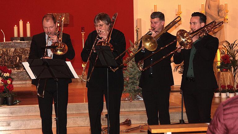 Das Posaunenquartett 'Consortium musicum' mit den Posaunisten Luc Scholtes, Leiter Harry Ries, Dion Kowalski und Dominic Steins (von links) spielte beim Jahresausklangkonzert in Ebelsbach. Das Posaunenquartett 'Consortium musicum' mit den Posaunisten Luc Scholtes, Leiter Harry Ries, Dion Kowalski und Dominic Steins (von links) spielte beim Jahresausklangkonzert in Ebelsbach.