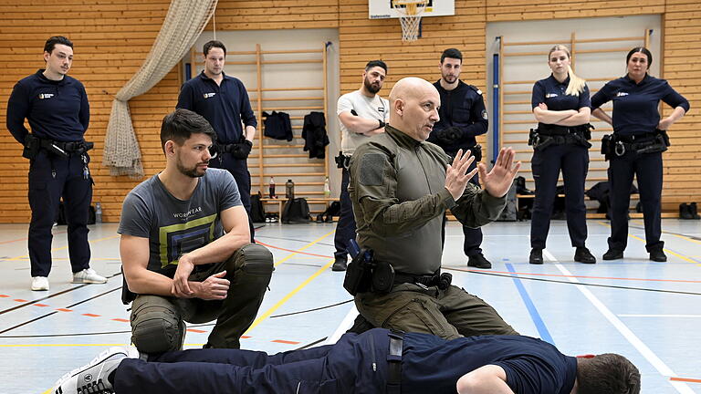 Ordnungsdienst Augsburg       -  Die beiden Justizbeamten und Dozenten Robin Sautter und Andreas Bischoff (von links) schulen die Mitarbeiterinnen und Mitarbeiter des Augsburger Ordnungsdienstes. Die Einsatzkräfte sehen sich zunehmend Aggressionen ausgesetzt.