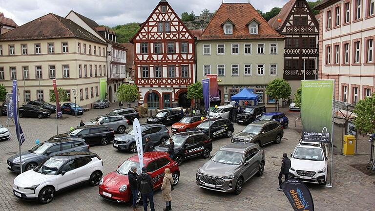 Rund 120 Autos wurden bei der Automeile in der Altstadt gezeigt, darunter 20 E-Autos.