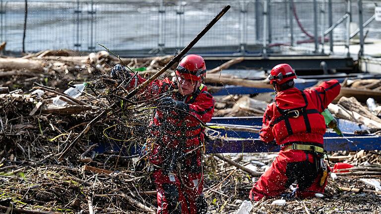 Hochwasser in Tschechien - In Tschechien haben die Aufräumarbeiten nach dem Hochwasser begonnen. Hochwasser in Tschechien - In Tschechien haben die Aufräumarbeiten nach dem Hochwasser begonnen.