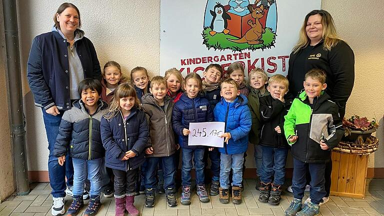 Auf dem Foto (von links): Kerstin Heim (Kindergartenleitung), Kindergartenkinder, Lisa-Marie Hecht (Schriftführerin Tafel Marktheidenfeld).