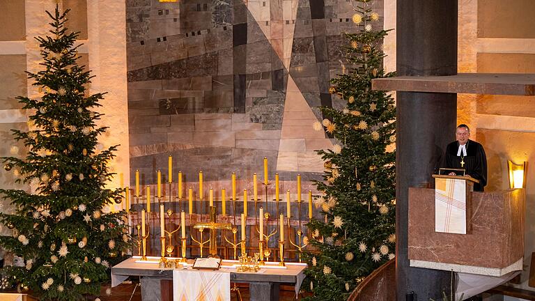 Weihnachtsgottesdienst der Evangelischen Kirche Bayern - Rückblick auf 2023: Der evangelische Landesbischof Kopp feiert einen Weihnachtsgottesdienst. (Archivbild) Weihnachtsgottesdienst der Evangelischen Kirche Bayern - Rückblick auf 2023: Der evangelische Landesbischof Kopp feiert einen Weihnachtsgottesdienst. (Archivbild)