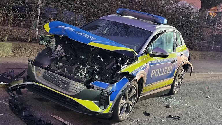 Bei einer vermutlichen Amokfahrt mit einem gestohlenen Bagger beschädigte ein 38-Jähriger mehrere Fahrzeuge, darunter auch Streifenwagen.