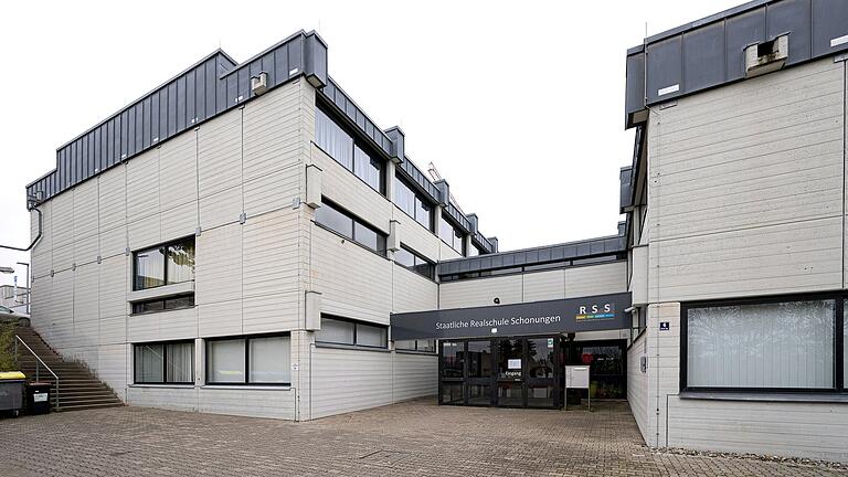 Nur noch wenige Jahre beherbergt dieser Bau die Realschülerinnen und -schüler in Schonungen. Nach Bezug des Neubaus wird das Gebäude abgerissen. Nur noch wenige Jahre beherbergt dieser Bau die Realschülerinnen und -schüler in Schonungen. Nach Bezug des Neubaus wird das Gebäude abgerissen.